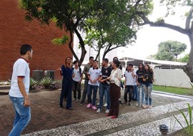 estudantes no pomar do museu da FCJA