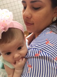 An Beatriz e a mãe Paloma Leite 202x270 - Doações regulares de leite materno ajudam a salvar vidas na Maternidade de Patos