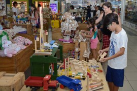 feira de artesanto brincarte foto walter rafael 1 1 270x181 - Famílias prestigiam Feira de Brinquedos Populares realizada pelo PAP no Shopping Sul