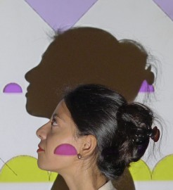 Artist_Ana_Roldán_in_Madrid_in_front_of_her_projection_1