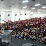 ricardo entrega a cartilha das escolas estaduais_foto jose marques (3)