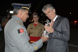 governador ricardo condecorado pelo bombeiro_foto walter rafael