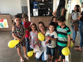 As crianças e uma das funcionárias do Hospital do Bem que organizou a ação 270x202 - Paciente interna do Hospital do Bem comemora aniversário surpresa do filho e se emociona com a iniciativa de funcionários