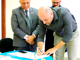 Reginaldo Lota, diretor geral do HGM, assinando o recebimento da moção de aplauso do COFEN
